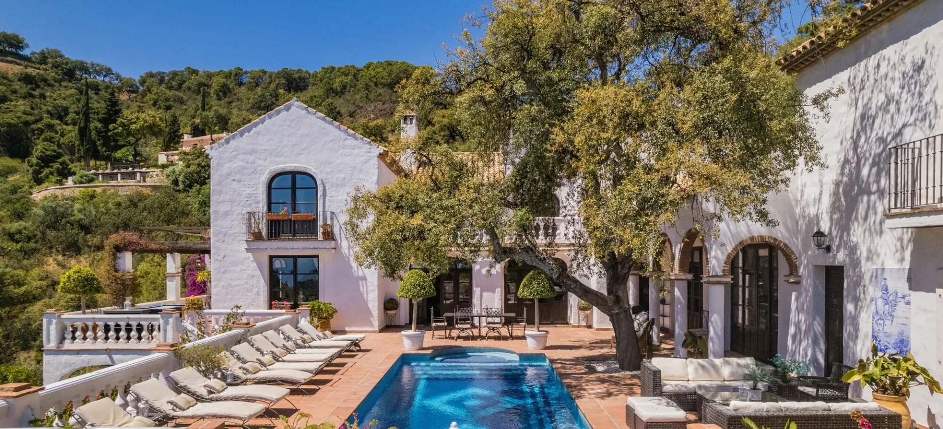 Luxury villas and apartments in Benahavís surrounded by nature for retirement in Spain